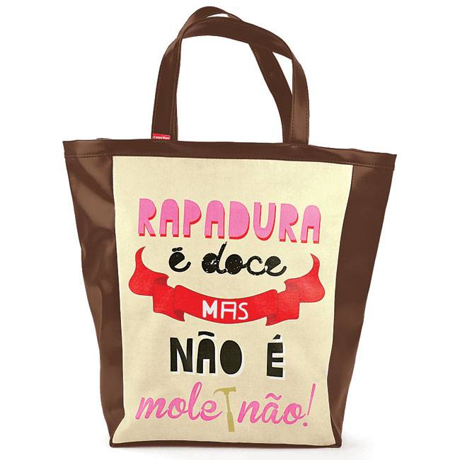 Bolsa Como Dizia Minha V&oacute;, R$ 89,00, da <a href="https://www.designnmaniaa.com.br/siteNovo/" rel="Design Mania" target="_blank">Design Mania</a>