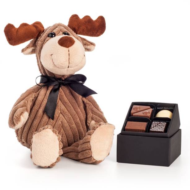 Rena de pel&uacute;cia e caixa com cinco bombons Saint Phyllipe, R$ 107,00, da <a href="https://www.foundit.com.br/" rel="Found It" target="_blank">Found It!</a>