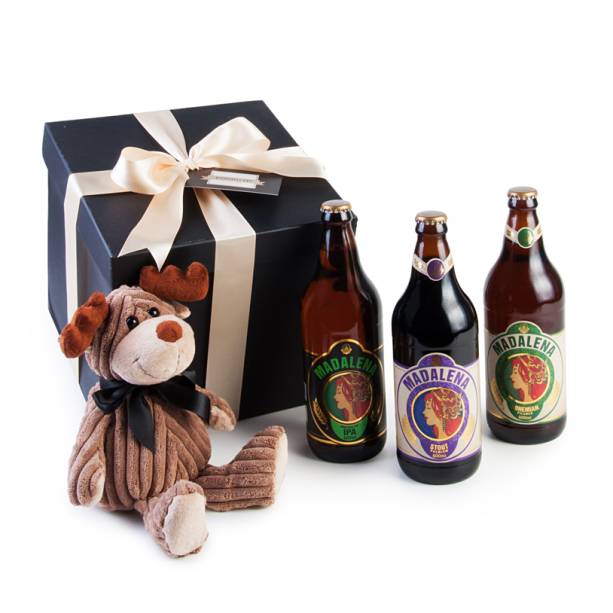 Rena de pel&uacute;cia e tr&ecirc;s cervejas Madalena, R$ 123,00, da <a href="https://www.foundit.com.br/" rel="Found It" target="_blank">Found It!</a>