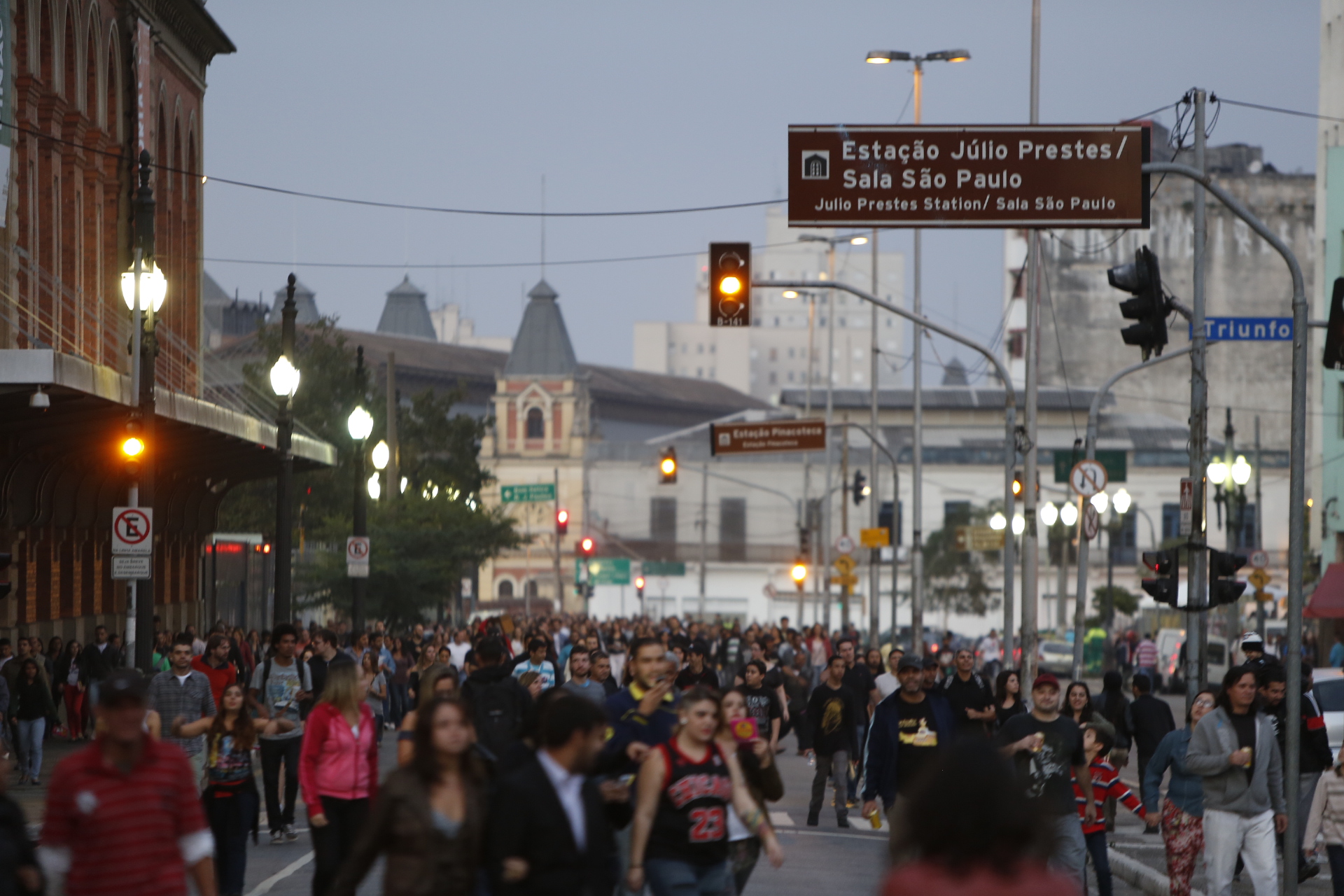 	O movimento na regi&atilde;o da Luz no fim da tarde de s&aacute;bado (17) da Virada Cultural