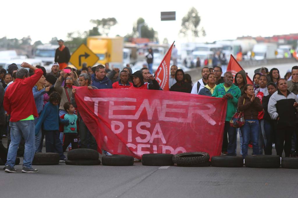 Movimentos fecham rodovias e avenidas em protestos contra impeachment