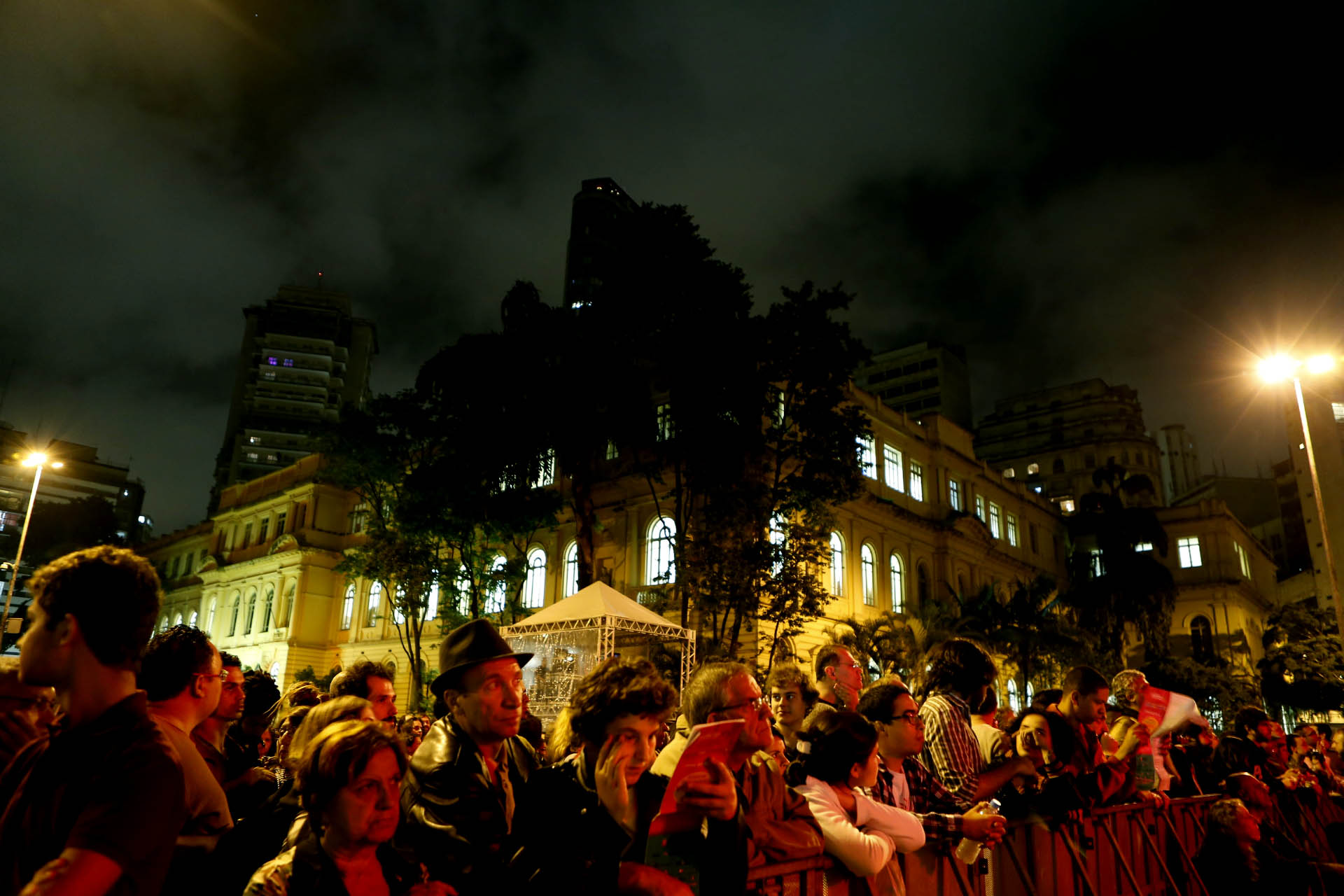 	O p&uacute;blico do show de Stanley Jordan na pra&ccedil;a da Rep&uacute;blica