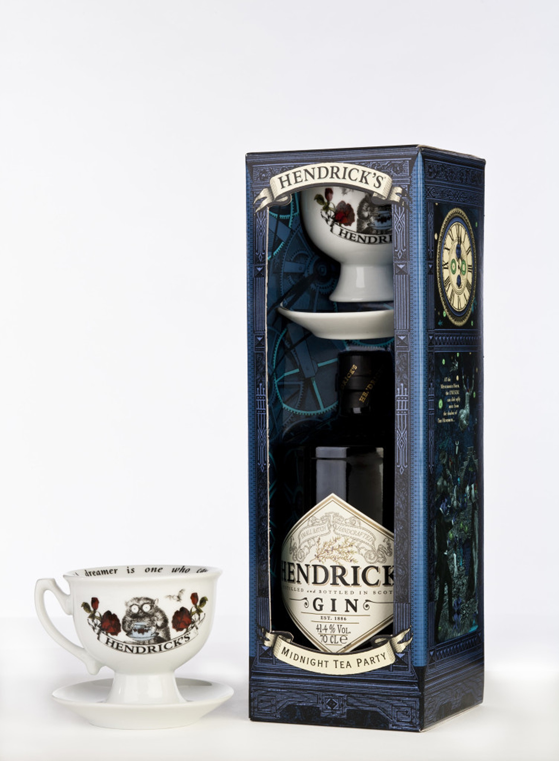 Caixa Handricks Midnight Tea Party, com uma garrafa de gin, x&iacute;cara e pires, R$ 194,00, na <a href="https://www.casaflora.com.br/" rel="Casa Flora" target="_blank">Casa Flora</a>