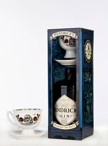 Caixa Handricks Midnight Tea Party, com uma garrafa de gin, x&iacute;cara e pires, R$ 194,00, na <a href="https://www.casaflora.com.br/" rel="Casa Flora" target="_blank">Casa Flora</a>