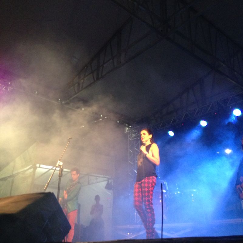 	A cantora Mariana Aydar subiu ao palco L&iacute;bero Badar&oacute; com 40 minutos de atraso