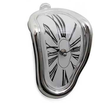 Rel&oacute;gio de mesa Salvador Dal&iacute;, R$ 69,00, da <a href="https://www.designnmaniaa.com.br/siteNovo/" rel="Design Mania">Design Mania</a>