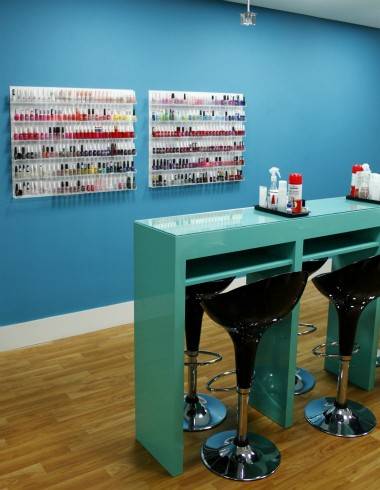 “Nail bar” mistura happy hour e manicure