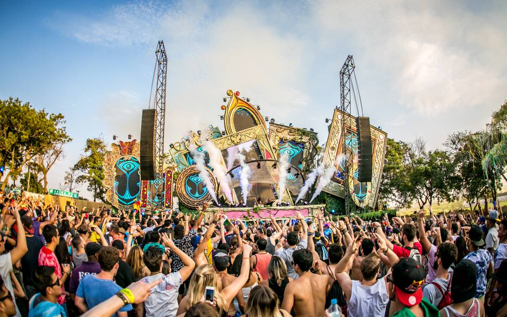 Van tomba e fere doze funcionários do festival Tomorrowland