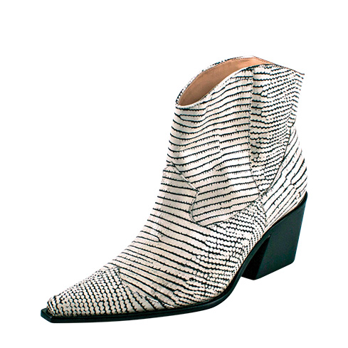 	Bota branca. A tend&ecirc;ncia ganha espa&ccedil;o neste inverno. Aqui, vers&atilde;o em couro de cobra. R$ 449,00. Luiza Barcelos, www.luizabarcelos.com.br.