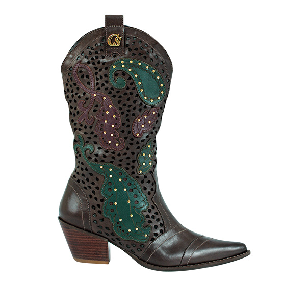 	Bicolor. Com recortes a laser e tachas douradas.R$ 699,90. CarmenSteffens, Rua OscarFreire, 953, ☎ 3063-2283, www.carmensteffens.com.br.