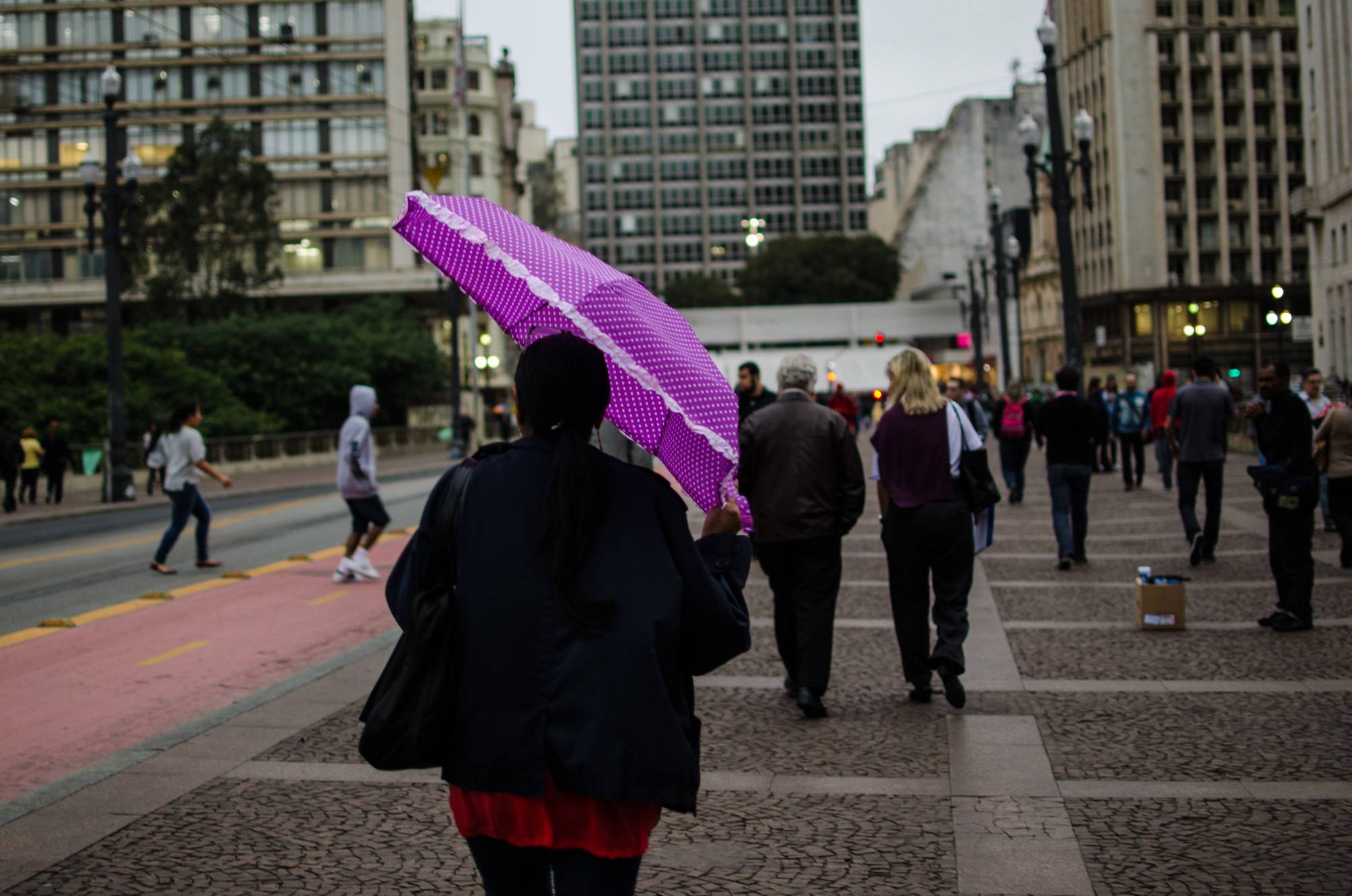 Frente fria se aproxima e deve derrubar temperatura na capital