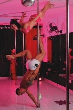 Academias dão cursos de pole dance para homens