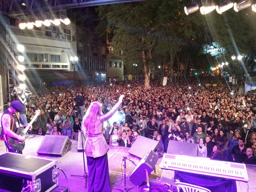 	A cantora Rosanah se despede do palco do Arouche. Ela foi uma das principais atra&ccedil;&otilde;es da noite de s&aacute;bado (17)