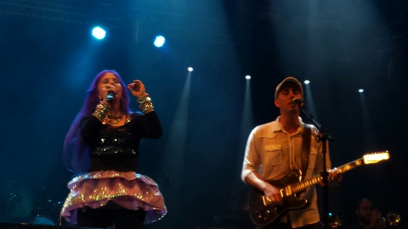 	A cantora Baby do Brasil se apresenta ao lado do filho, Pedro Baby, no palco J&uacute;lio Prestes