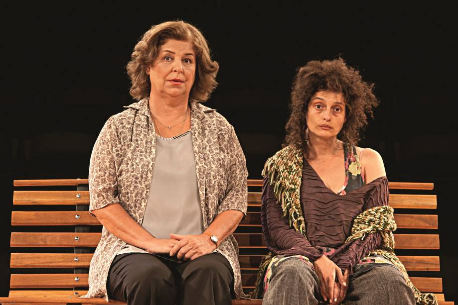 Encontro na pra&ccedil;a: Claudia Mello e Denise Fraga interpretam uma solteirona e uma sem-teto na com&eacute;dia Chorinho