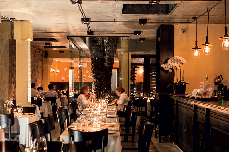 Jacarandá, em Pinheiros, tem clima de jardim e bons pratos