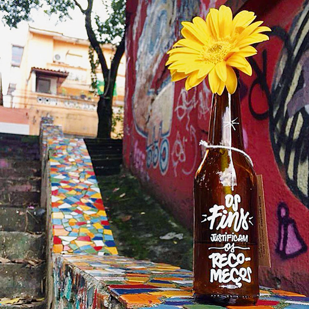 Projeto decora a cidade com garrafas customizadas coletadas no lixo