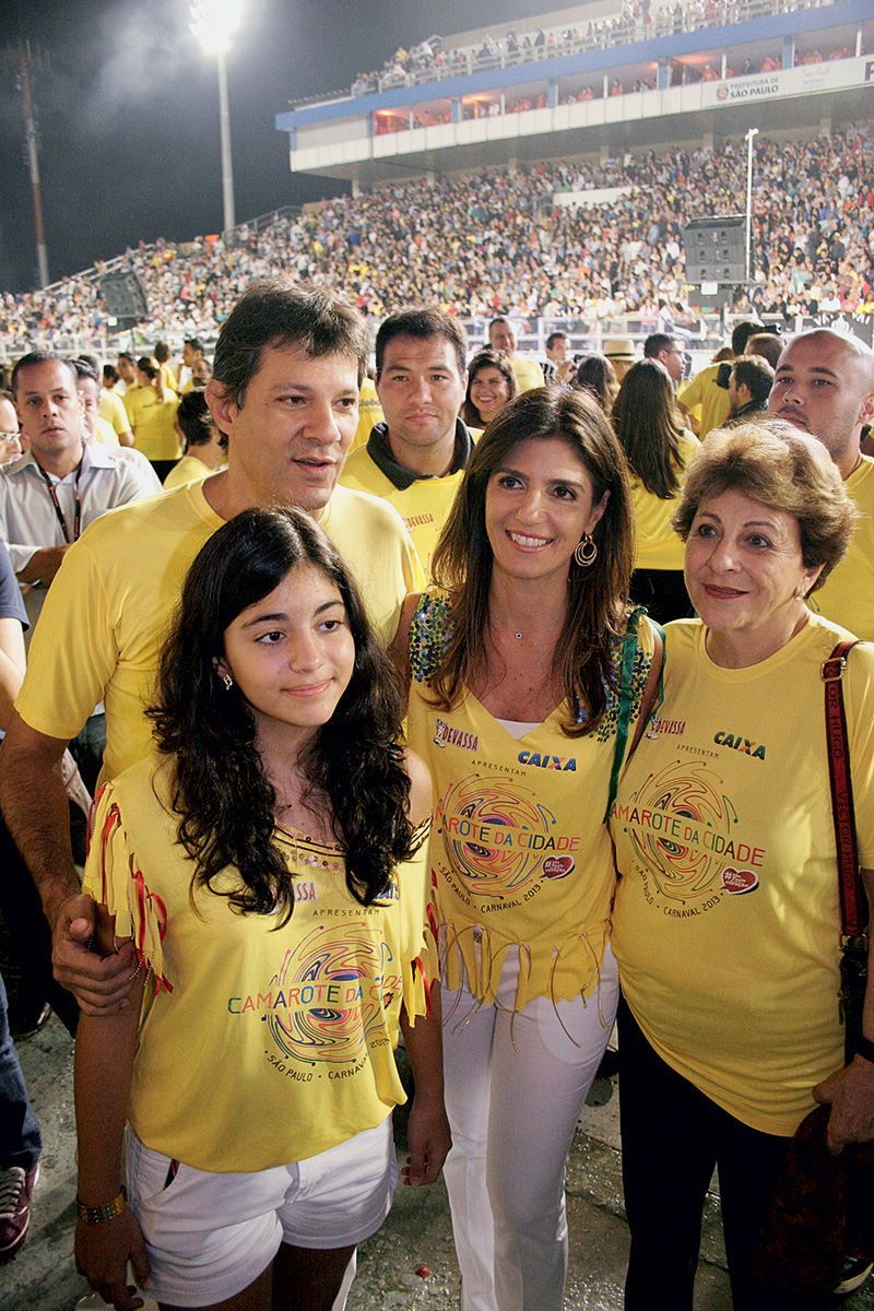 Celebridades, política e futebol agitam o Carnaval no Sambódromo