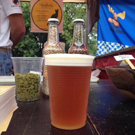 Cerveja &eacute; cultura: a barraca Sinnatrah ensina a fazer cerveja artesanal e serve uma IPA German Pilsen por R$ 5,00