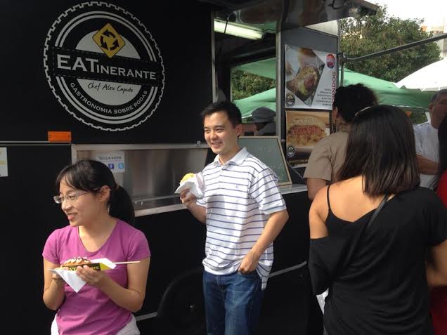 EATinerante: fila para comer corn dog, uma salsicha com catupiry empanada na massa de milho, por R$ 10,00