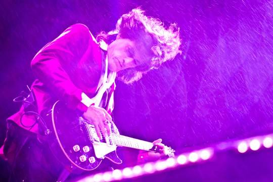 Debaixo de chuva, Aerosmith toca clássicos em São Paulo