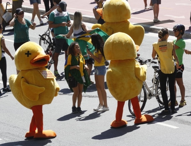 Manifestação: FIESP paga 150 reais para ator se vestir de pato
