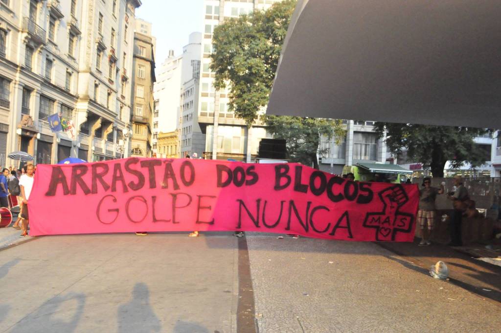 Após ato contra o impeachment, manifestantes pulam catraca do Metrô