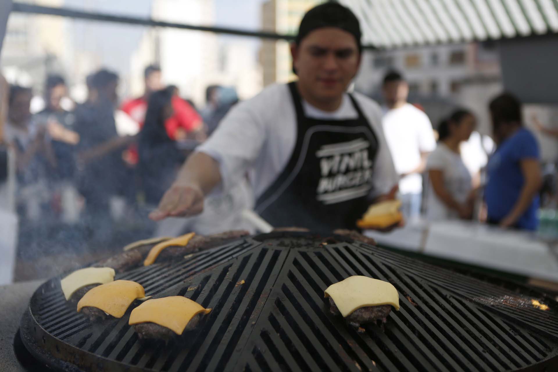 Um dos expositores dO Mercado foi o Vinyl Burger, que prepara os bif&otilde;es em uma grelha girat&oacute;ria