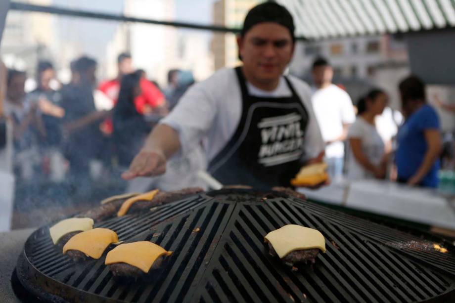 Um dos expositores dO Mercado foi o Vinyl Burger, que prepara os bif&otilde;es em uma grelha girat&oacute;ria
