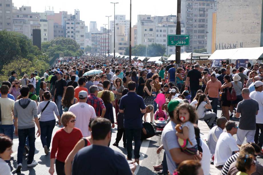O p&uacute;blico na edi&ccedil;&atilde;o da feira O Mercado durante a Virada Cultural 2014