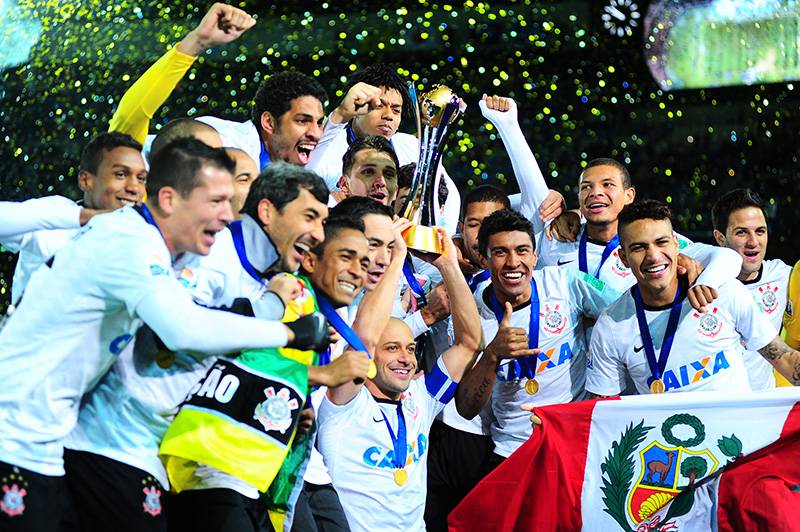O time comemora com a Ta&ccedil;a do Mundial de Clubes da FIFA