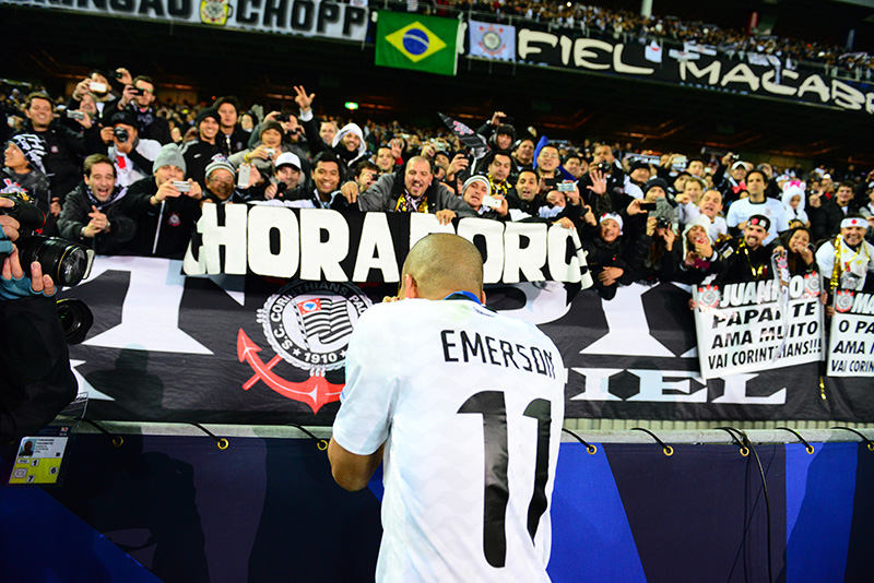 Emerson Sheik saudando a torcida