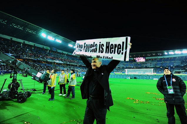 O t&eacute;cnico Tite ergueu a faixa "The Favela is Here"