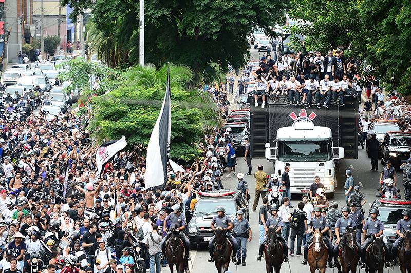 Um trio el&eacute;trico carregou os atletas e comiss&atilde;o do Corinthians