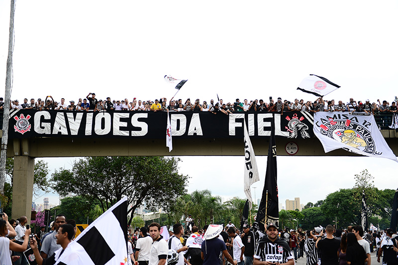 A escola de samba Gaviões da Fiel comandou parte da festa do Timão