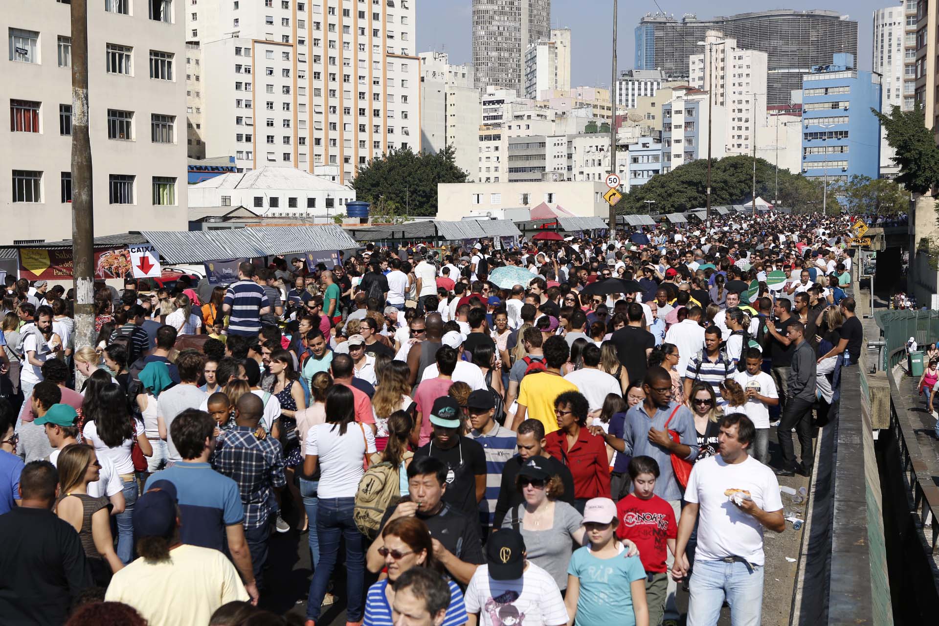 O p&uacute;blico na edi&ccedil;&atilde;o da feira O Mercado durante a Virada Cultural 2014