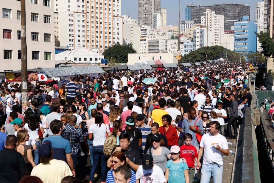 O p&uacute;blico na edi&ccedil;&atilde;o da feira O Mercado durante a Virada Cultural 2014
