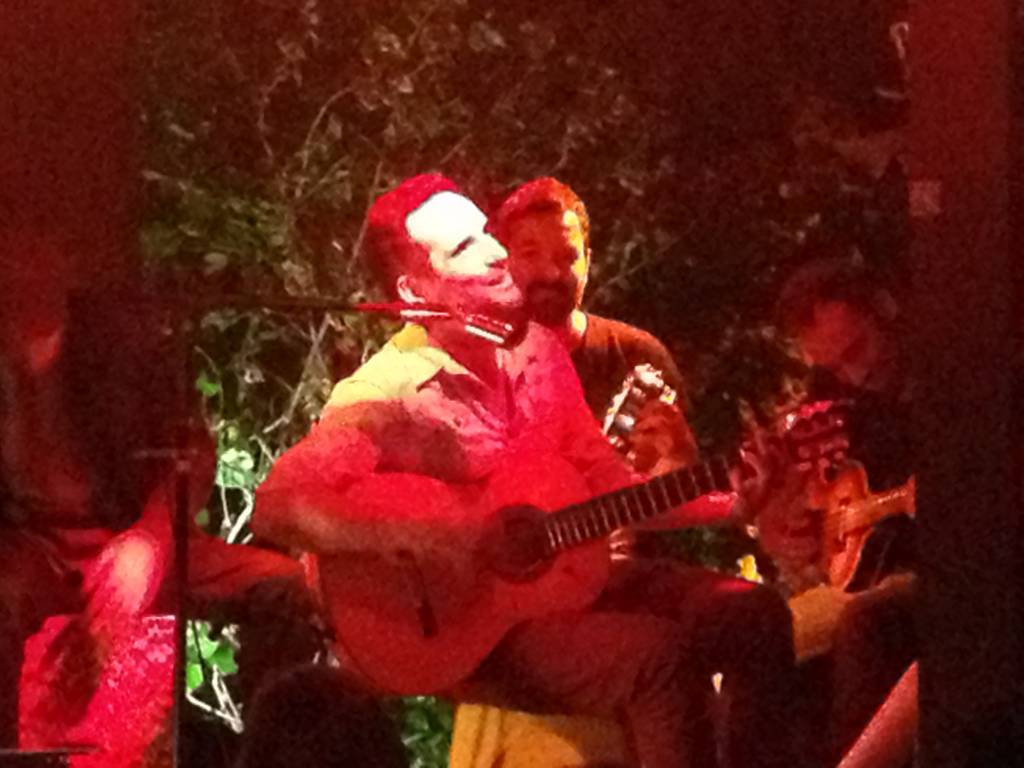 Jorge Drexler no quintal de Tiê