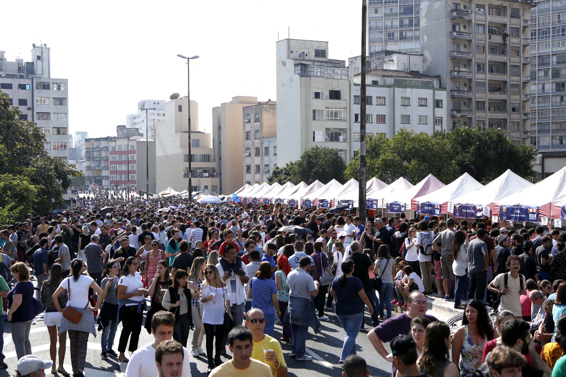 O p&uacute;blico na edi&ccedil;&atilde;o da feira O Mercado durante a Virada Cultural 2014