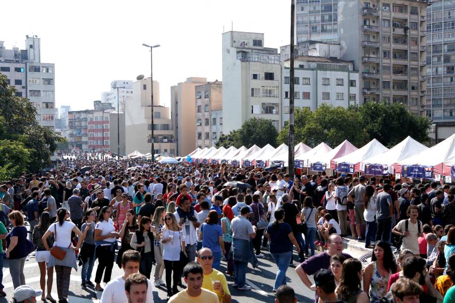 O p&uacute;blico na edi&ccedil;&atilde;o da feira O Mercado durante a Virada Cultural 2014