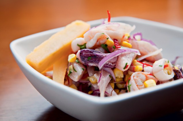 Suri Ceviche Bar: o ceviche servido com &oacute;timo caldo de lim&atilde;o, coentro e pimenta para tomar de colher, &eacute; a &uacute;nica companhia que voc&ecirc; precisa