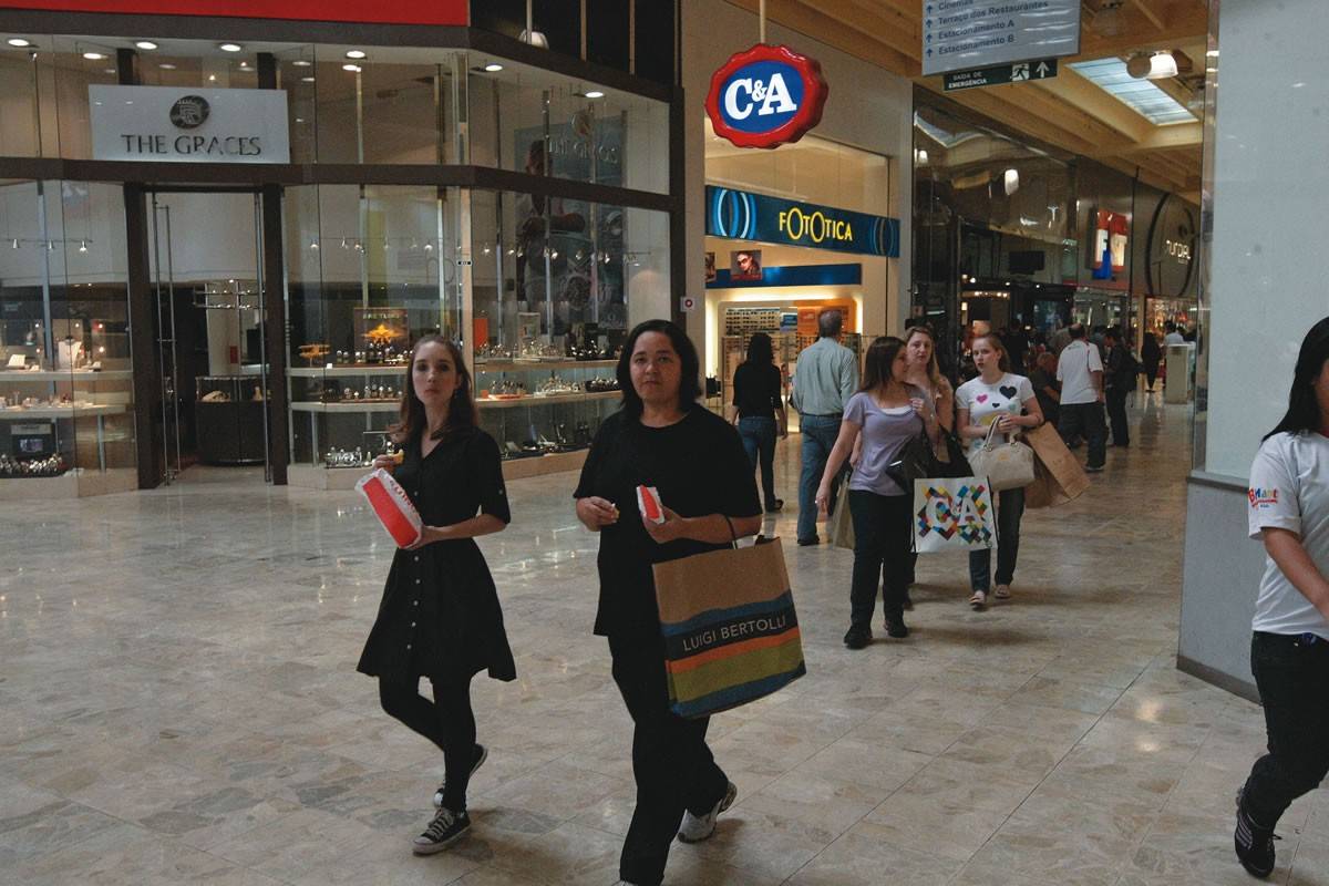 Construído sobre um lixão, Shopping Center Norte vira área de risco
