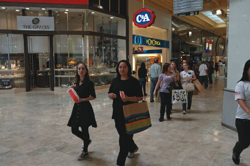 Construído sobre um lixão, Shopping Center Norte vira área de risco