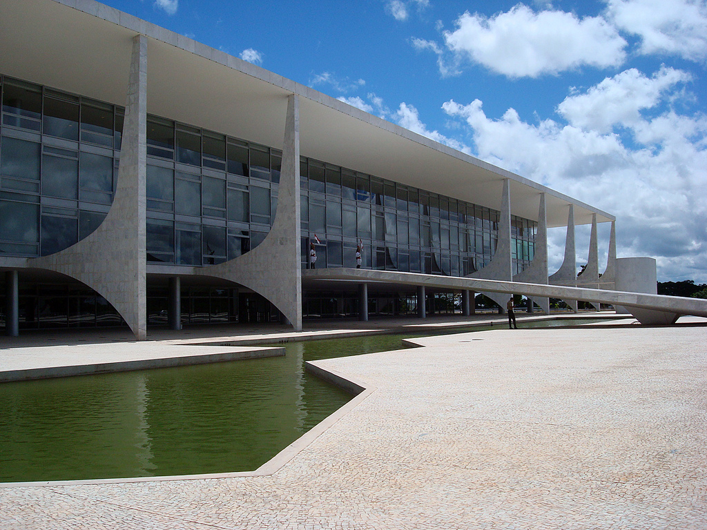 Homem ateia fogo no próprio corpo na frente do Palácio do Planalto