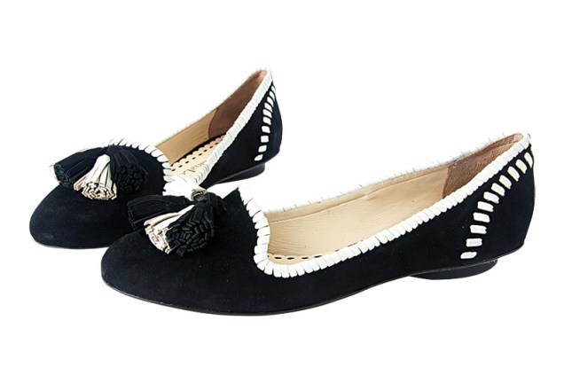 	Slippers. De camur&ccedil;a, R$ 398,99 o par. Tatiana Loureiro, Shopping Higien&oacute;polis, tel: 3662-3715. www.tatianaloureiro.com.br.