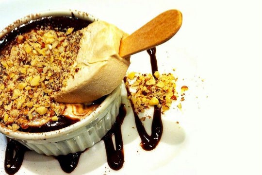 Grand Gateau Chocolat ao picolé: suflê de chocolate quente com picolé Diletto e coberturas variadas, do Paris 6 Grand Gateau Chocolat ao picolé: suflê de chocolate quente com picolé Diletto e coberturas variadas, do Paris 6