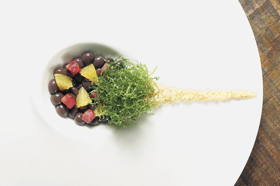 Feijoada desconstruida: esferas de caldo de feij&atilde;o