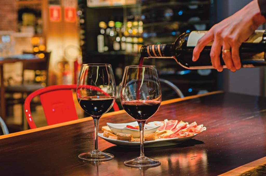 Vinho em taça com preços amigos para curtir nos wine-bars
