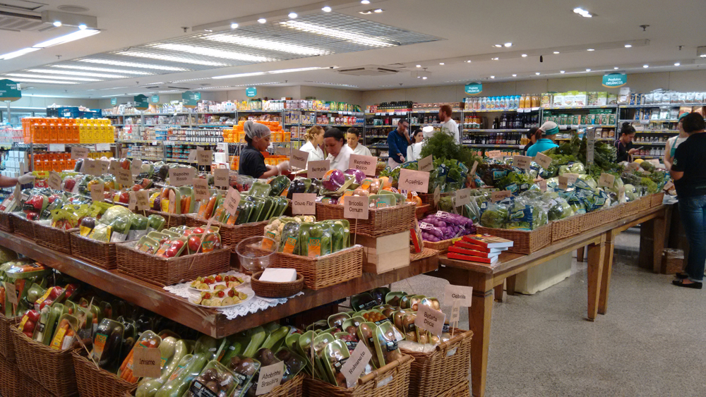 Casa Santa Luzia faz feirinha com degustação de orgânicos