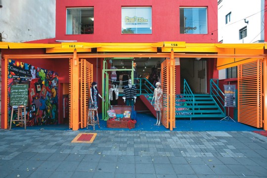 Ex-faxineiro fatura alto alugando estandes para estilistas e artesãos